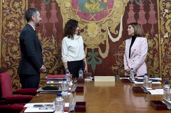 Archivo - Miguel Ángel García Martín; la presidenta de la Comunidad de Madrid, Isabel Díaz Ayuso, y la alcaldesa de Alcalá de Henares, Judith Piquet, en el Ayuntamiento de Alcalá de Henares, a 17 de enero de 2023