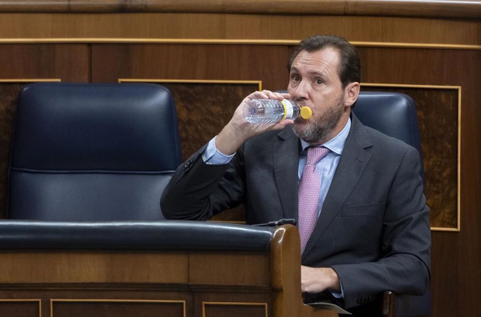 El ministro de Transportes y Movilidad Sostenible, Óscar Puente, bebe agua durante una sesión de control al Gobierno, en el Congreso de los Diputados, a 11 de septiembre de 2024, en Madrid (España). La financiación singular para Cataluña pactada entre e