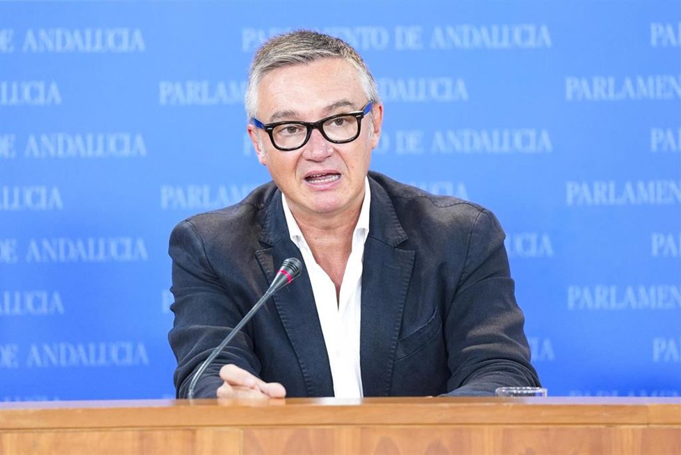 El portavoz del Grupo Parlamentario Vox, Manuel Gavira, durante la ronda de ruedas de prensa de portavoces de los grupos parlamentarios en el Parlamento de Andalucía, a 11 de septiembre de 2024 en Sevilla (Andalucía, España). Los portavoces de los grupo