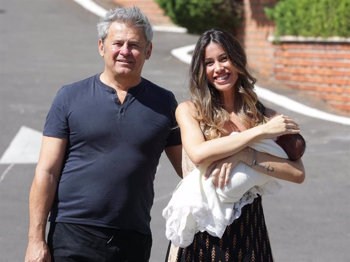 Miki Nadal y Helena Aldea presentan a su hija Ángela a su salida de la Ruber