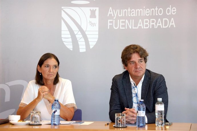 La portavoz del Grupo municipal Socialista en el Ayuntamiento de Madrid, Reyes Maroto, en rueda de prensa junto al alcalde de Fuenlabrada, Javier Ayala, en el consistorio de la localidad