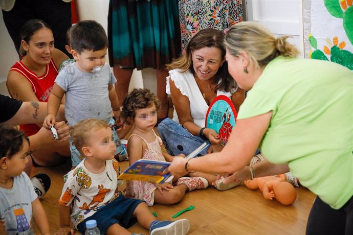 La consejera de Desarrollo Educativo y Formación Profesional, María del Carmen Castillo (2d), durante la visita a la Escuela Infantil Torre de los Ángeles. A 02 de septiembre de 2024, en Almería (Andalucía, España). 