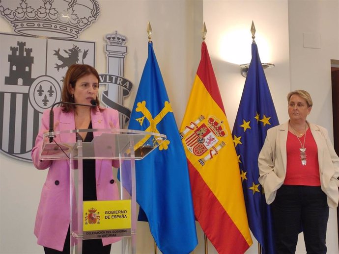 La delegada del Gobierno en Asturias, Adriana Lastra, y la jefa provincial de Tráfico, Raquel Casado