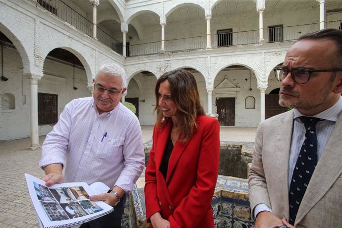 La consejera de Fomento visita el antiguo convento de Santa María de los Reyes.