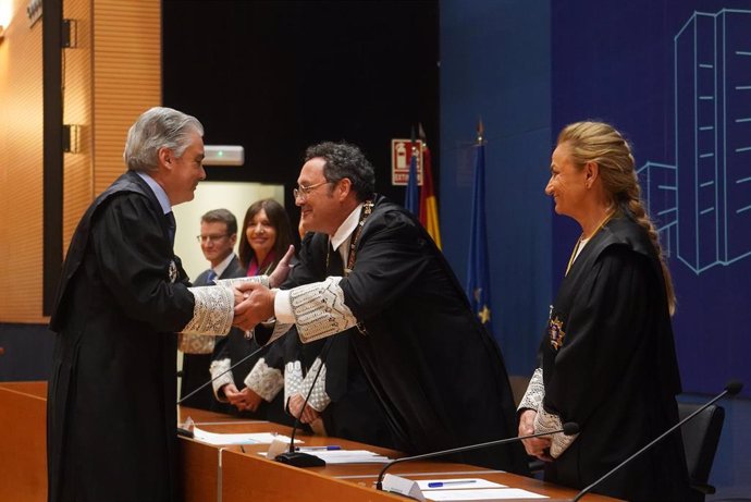 El Fiscal General del Estado, Álvaro García Ortiz (d) y el nuevo Fiscal Superior de la Fiscalía de la Comunidad Valenciana, José Francisco Ortiz (i), durante el acto de toma de posesión de su cargo, en la Ciudad de la Justicia de València.