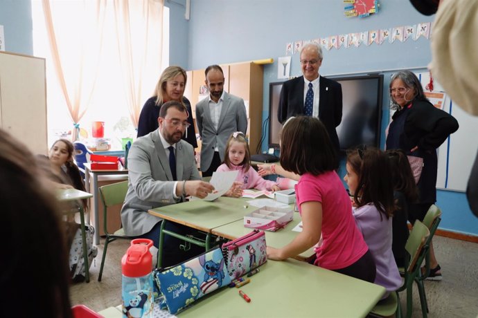 El presidente del Principado, Adrián Barbón, visita la escuela infantil La Veiga, en Soto del Barco.