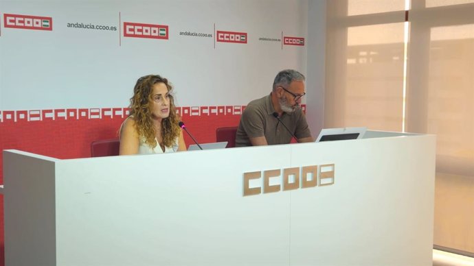 La secretaría general de la federación de enseñanza de CCOO Andalucía, Marina Vega, y el responsable de política educativa de la federación de Enseñanza de CCOO de Andalucía, Diego Rodríguez, en rueda de prensa.