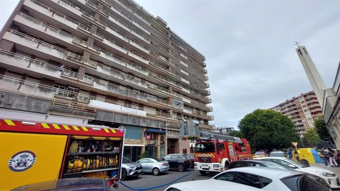 Bomberos del 112 extinguen un incendio en una vivienda de un octavo piso en Laredo