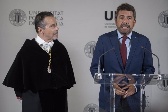 El president de la Generalitat Valenciana, Carlos Mazón (d), i el rector de la Universitat Politècnica de València, José I. Capella (i)intervenen durant l'Acte d'Obertura del Curs Acadèmic 2024/2025