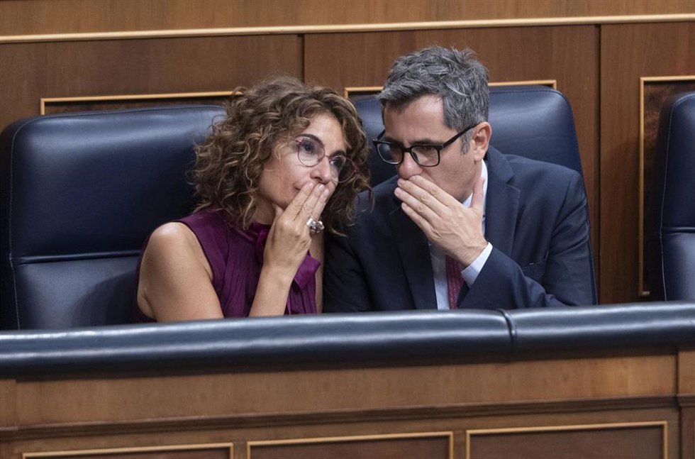 La vicepresidenta primera y ministra de Hacienda, María Jesús Montero y el ministro para la Presidencia, Relaciones con las Cortes y Justicia, Félix Bolaños, durante una sesión de control al Gobierno, en el Congreso de los Diputados, a 11 de septiembre 