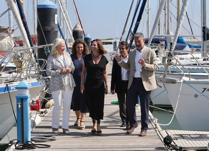 La consejera de Fomento, Articulación del Territorio y Vivienda, Rocío Díaz, durante una visita a las instalaciones del puerto de Rota, acompañada por el alcalde Javier Ruiz Arana, y la delegada del Gobierno de la Junta en Cádiz, Mercedes Colombo.