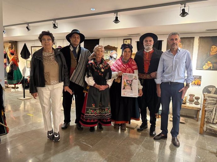 Los concejales del Ayuntamiento de León, Elena Aguado y Carmelo Alonso, junto a los organizadores del Día de la Exaltación de la Indumentaria Tradicional del Reino de León