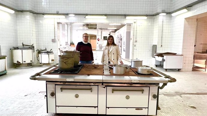 Por la izquierda, la viceconsejera de Turismo del Principado de Asturias, Lara Martínez, y la vicepresidenta del Gobierno asturiano, Gimena Llamedo, durante su visita a las rehabilitadas cocinas y la lavandería de la antigua Universidad Laboral de Gijón.