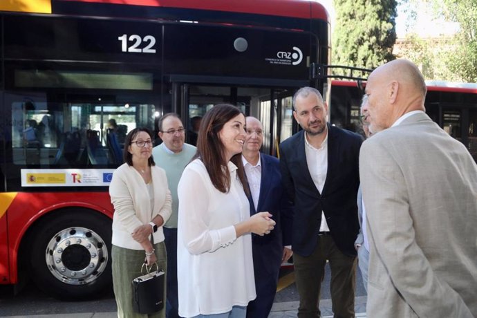 La consejera municipal de Medio Ambiente y Movilidad del Ayuntamiento de Zaragoza, Tatiana Gaudes, junto al director general de Transportes del Gobierno de Aragón, Miguel Ángel Anía y el gerente del CTAZ, Juan Ortiz.