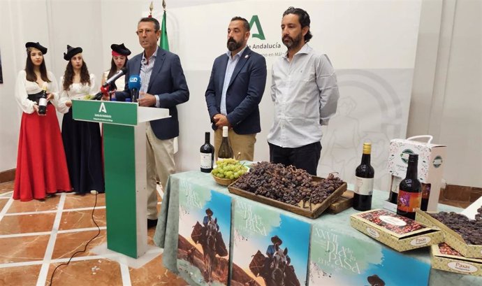 El delegado territorial de Agricultura, Pesca, Agua y Desarrollo Rural de la Junta, Fernando Fernández Tapia-Ruano y el alcalde del municipio malagueño de El Borge, Raúl Vallejo, han presentado el Día de la pasa, que tiene  lugar el 15 de septiembre.