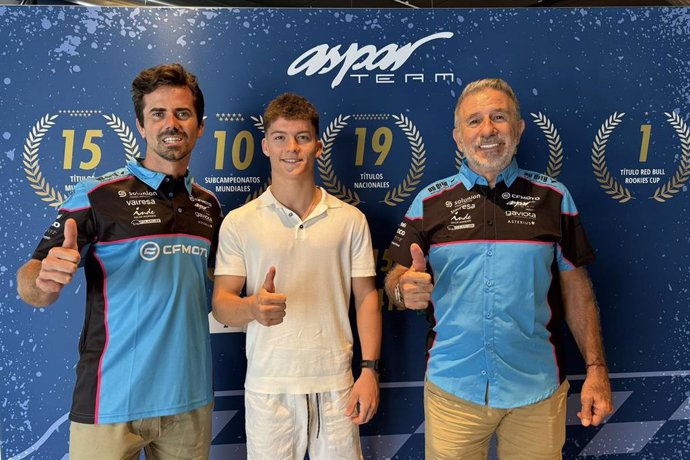 Dani Holgado posa con Nico Terol y Jorge Martínez 'Aspar' tras anunciar su fichaje por el Team Aspar para el 2025