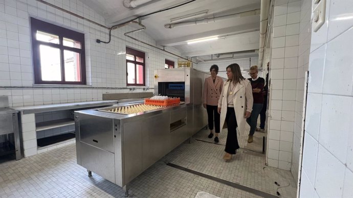 Por la izquierda, Verónica Ruiz, guía de turismo y técnica de La Laboral; la vicepresidenta del Principado, Gimena Llamedo; y la viceconsejera de Turismo, Lara Martínez, en su visita a las cocinas y lavandería de la antigua Universidad Laboral de Gijón.