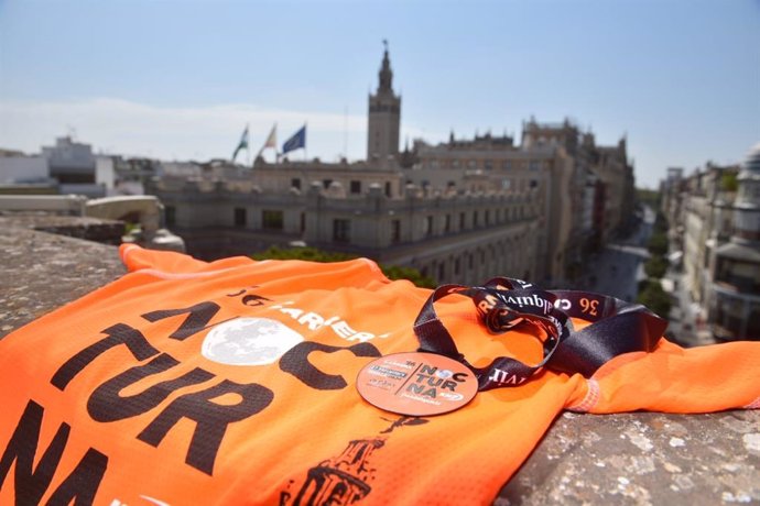 Camiseta y medalla de la 36 edición de la Carrera Nocturna del Guadalquivir.