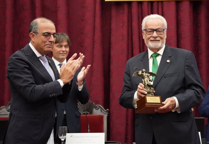 El Defensor del Pueblo Andaluz, Jesús Maeztu (d), recibe este reconocimiento.