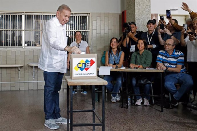 Archivo - 28 July 2024, Venezuela, Caracas: The presidential candidate of the Venezuelan opposition, Edmundo Gonzalez Urrutia, casts his vote at the Santo Tomas de Villanueva school during the presidential elections. Photo: Jeampier Arguinzones/dpa