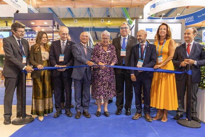 Autoridades durante el corte de cinta inaugural de la feria internacional Seatrade Cruise Med que tiene lugar en Fycma.