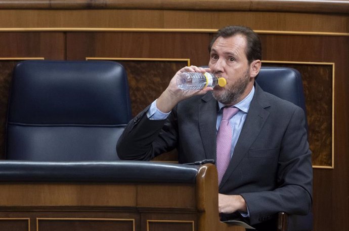 El ministro de Transportes y Movilidad Sostenible, Óscar Puente, bebe agua durante una sesión de control al Gobierno, en el Congreso de los Diputados, a 11 de septiembre de 2024, en Madrid (España). La financiación singular para Cataluña pactada entre el 