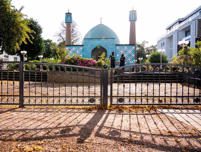 Archivo - Agentes de Policía de Alemania frente a la Mezquita Azul, en las instalaciones del Centro Islámico de Hamburgo, ilegalizado tras ser acusada de "organización islamista extremista"