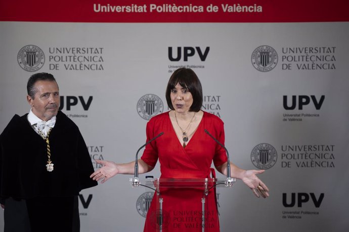 La ministra de Ciència, Innovació i Universitats, Diana Morant, i el rector de la Universitat Politècnica de València, José I. Capiella, durant l'Acte d'Obertura del Curs Acadèmic 2024/2025 de les Universitats Valencianes