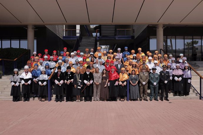 Foto de familia de inicio de curso en la Universidad Loyola en su campus de Sevilla.