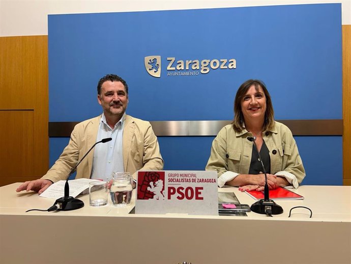 Lola Ranera y Paco Galán en el Ayuntamiento de Zaragoza.