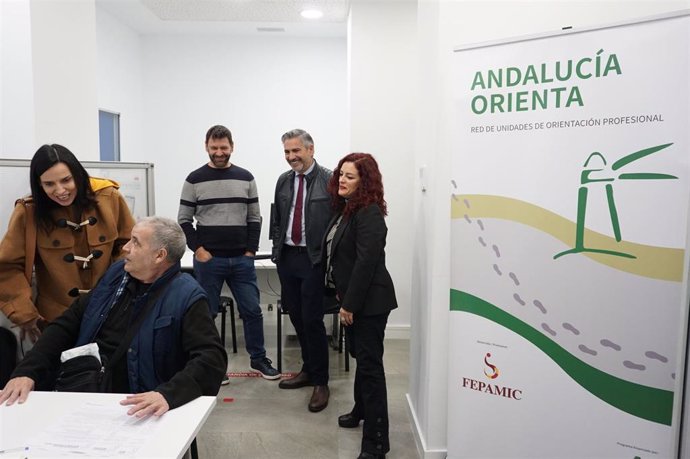 La delegada territorial de Empleo, Empresa y Trabajo Autónomo de la Junta de Andalucía en Córdoba, María Dolores Gálvez, visita el servicio de Andalucía Orienta de Fepamic.