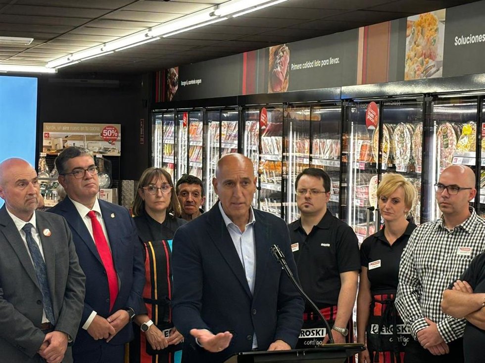 José Antonio Diez atiende a los medios.