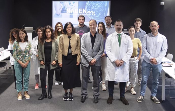 La directora general de Energía, I+D+i empresarial y Emprendimiento, Uxue Itoiz, junto con los técnicos de Gobierno de Navarra, Navarrabiomed, el Hospital Universitario de Navarra, el Instituto de Salud Pública y Laboral de Navarra y la empresa NNBi.