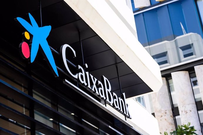 Archivo - Oficina de CaixaBank.