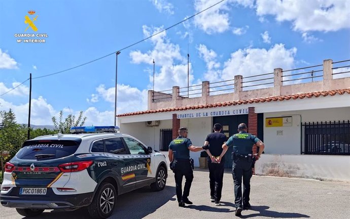 Imagen de archivo de dos agentes de la Guardia Civil en acción.