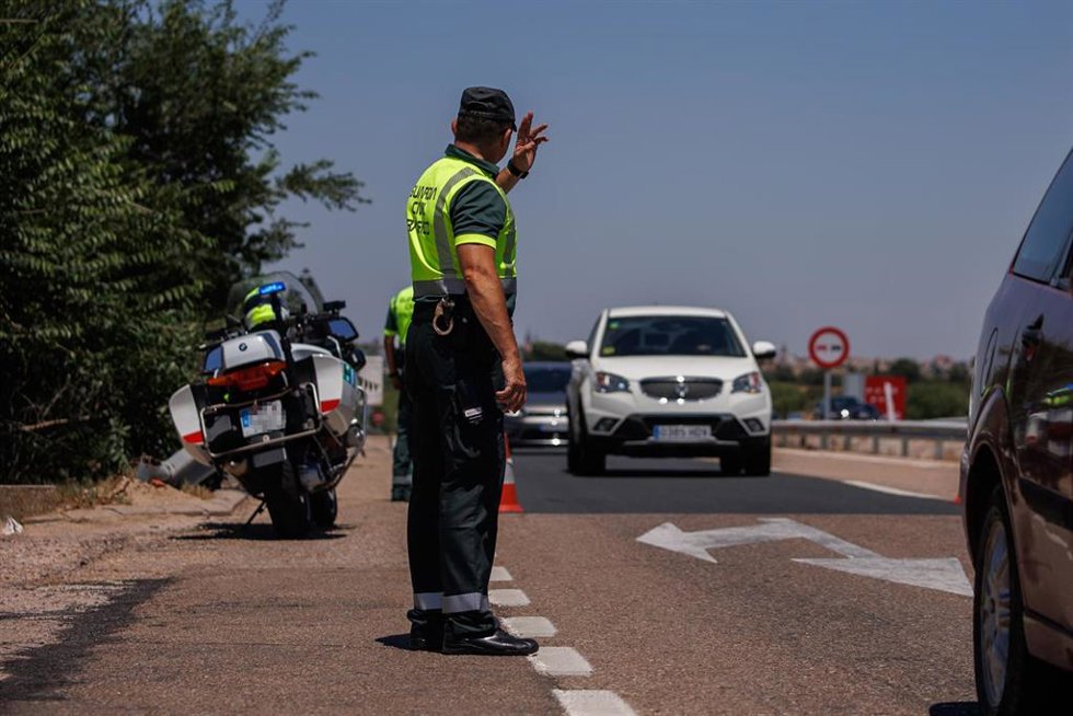 Archivo - Un agente de la Guardia Civil durante un control en la autovía A-5, en la primera operación salida del verano de 2022, a 1 de julio de 2022, en Madrid (España). El dispositivo desplegado por la Dirección General de Tráfico (DGT) para la primer