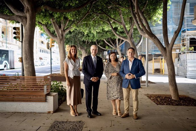 El alcalde de Málaga, Francisco de la Torre, junto a la concejala delegada de Urbanismo, Carmen Casero, y al concejal del distrito Centro, Francisco Cantos, ha visitado este miércoles la zona tras finalizar los trabajos.