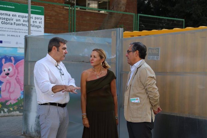 Los delegados de Desarrollo Educativo y Formación Profesional y Universidad, Investigación e Innovación en Málaga, Miguel Briones, y la de Fomento, Articulación del Territorio y Vivienda, María Rosa Morales, visitan centros en la zona de obras del metro.