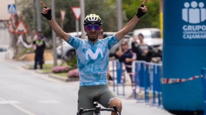 Alejandro Valverde celebra su victoria en la prueba de Valencia de la Copa de España de Gravel 2024