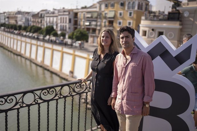 El director de la Bienal y la delegada de Turismo y Cultura, en el puente de Triana.