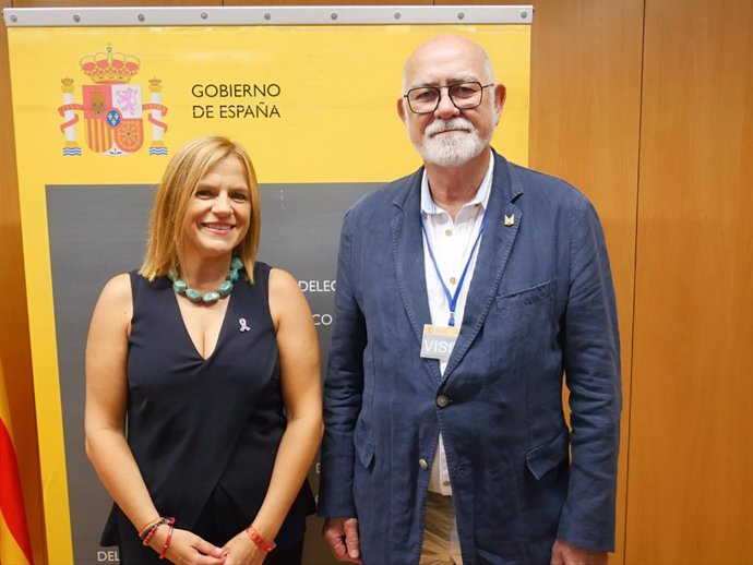 La delegada del Govern a la Comunitat Valenciana, Pilar Bernabé, i el president del Col·legi Oficial de Farmacèutics de València (MICOF), Jaime Giner.