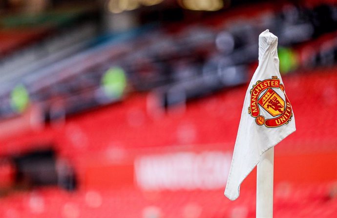 Archivo - Banderín de córner con el escudo del Manchester United en Old Trafford.