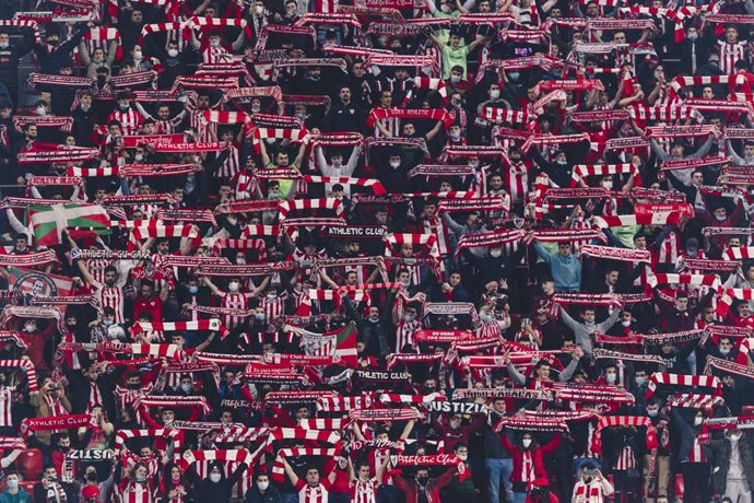 Archivo - Los aficionados del Athletic Club en un partido celebrado en San Mamés.