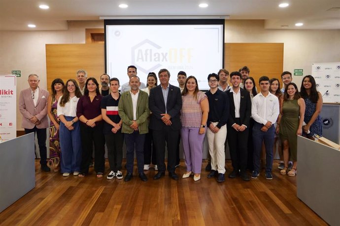 El rector, Teodomiro López, acompañado por la concejala de Juventud del Ayuntamiento, María de las Mercedes Martín; el decano de la Facultad de Ciencias, Antonio Flores, y dos de los coordinadores de 'iGEM-UMA', entre otros