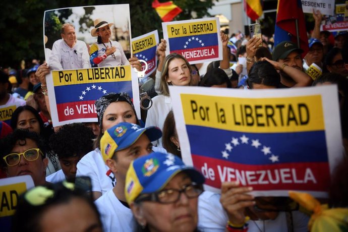 Decenas de personas durante una concentración frente al Congreso de los Diputados para reivindicar a Edmundo González presidente electo de Venezuela