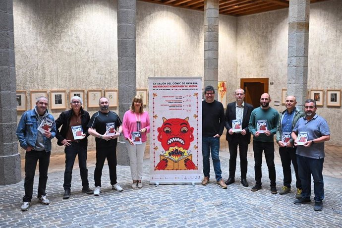 La vicepresidenta Ana Ollo, junto a representantes del Instituto Navarro de la Memoria y creadores del comic en la presentación que ha tenido lugar hoy en Pamplona.