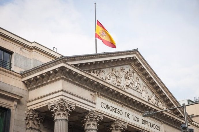 Archivo - El Congreso de los Diputados iza la bandera a media asta en señal de condolencia por las víctimas de los atentados terroristas de Bruselas