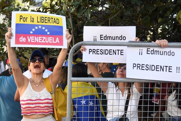 Decenas de personas durante una concentración frente al Congreso de los Diputados para reivindicar a Edmundo González como presidente electo de Venezuela