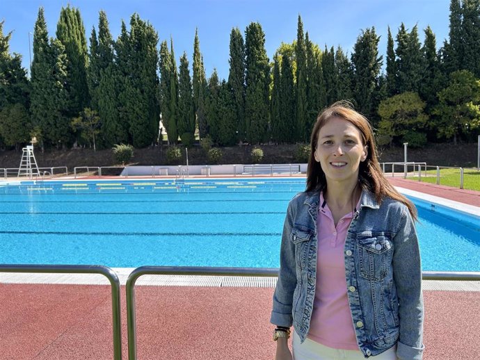 La concejala Deportes y Juventud del Ayuntamiento de Ponferrada, Eva González, en una de las piscinas de titularidad municipal.