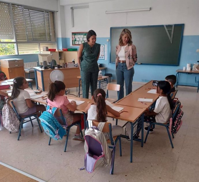 Las concejalas María Segovia y Maribel López en un aula del colegio San José de Calasanz.